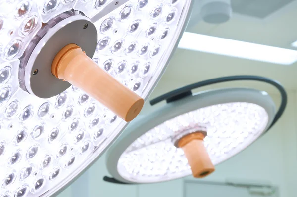 Operasyon odasında iki ameliyat lambaları — Stok fotoğraf