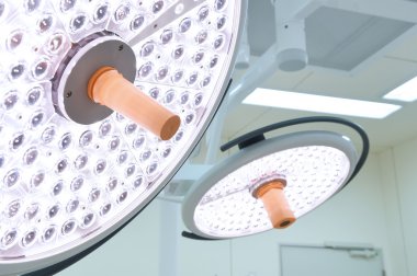 operasyon odasında iki ameliyat lambaları