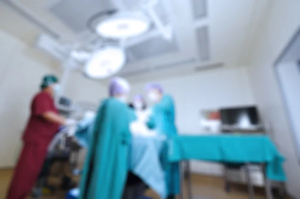 Sfocatura del gruppo di chirurgia veterinaria in sala operatoria — Foto Stock