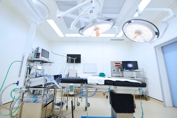 Equipment and medical devices in modern operating room — Stock Photo, Image