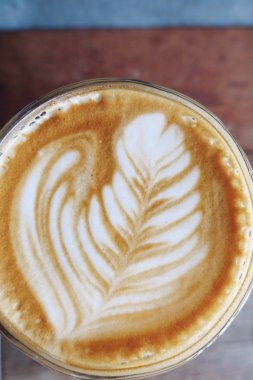 Sıcak sanat Latte Kahve Tahta masada bir fincan