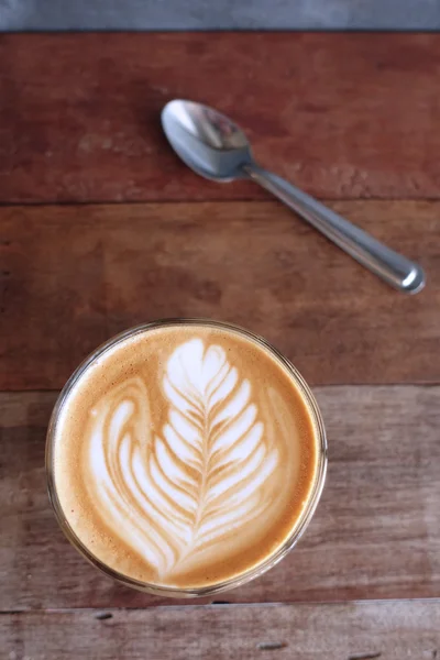 Art chaud Latte Café dans une tasse sur une table en bois — Photo