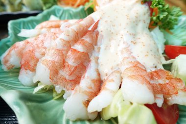 Karides kadar kapatın ve salata sebze karışımı