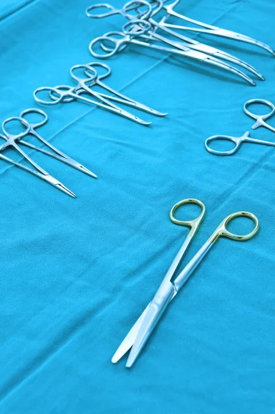 Detalhe tiro de instrumentos de cirurgia esterilizados com uma mão agarrando uma ferramenta — Fotografia de Stock