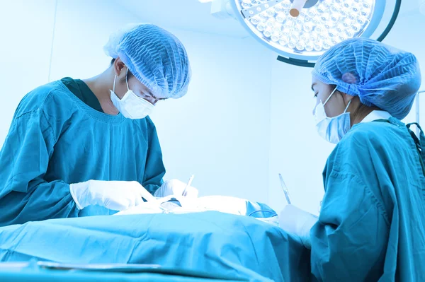 Duas lâmpadas cirúrgicas na sala de operação — Fotografia de Stock