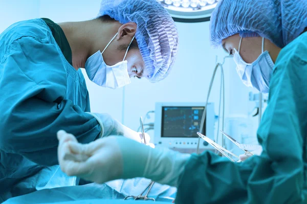 Dois cirurgiões veterinários na sala de operações — Fotografia de Stock