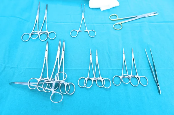 Детальный снимок стерилизованных хирургических инструментов с помощью руки, хватающей инструмент — стоковое фото