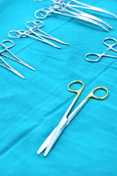 Detalhe tiro de instrumentos de cirurgia esterilizados com uma mão agarrando uma ferramenta — Fotografia de Stock