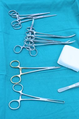 Sterilize edilmiş cerrahi aletlerin detaylı görüntüsü.