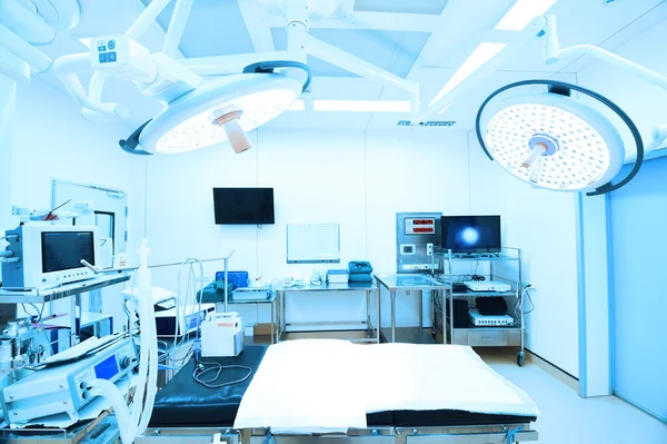 Equipment and medical devices in modern operating room — Stock Photo, Image