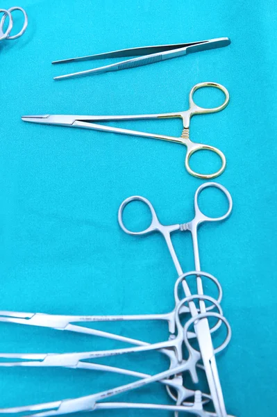 Detalhe tiro de instrumentos de cirurgia esterilizados com uma mão agarrando uma ferramenta — Fotografia de Stock