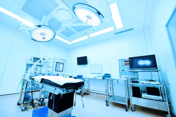 Обладнання та медичні прилади в сучасній операційній кімнаті — стокове фото