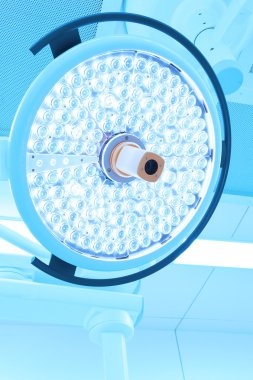 Ameliyat odasında cerrahi lambalar