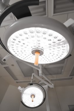 operasyon odasında iki ameliyat lambaları