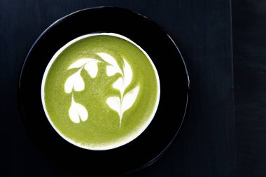 Arka plan için bir fincan yeşil çay, matcha latte.                                                                                                