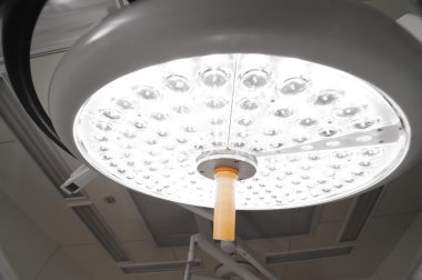 Ameliyat odasında cerrahi lambalar