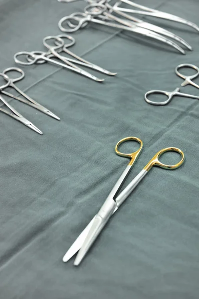 Detail shot van gesteraliseerde chirurgie instrumenten met een hand grijpen van een gereedschap — Stockfoto
