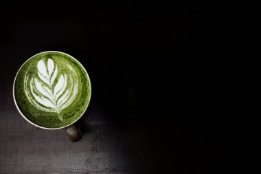Arka plan için bir fincan yeşil çay, matcha latte.                                                                                                                               