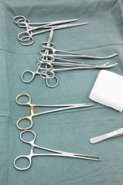 Sterilize edilmiş cerrahi aletlerin detaylı görüntüsü.