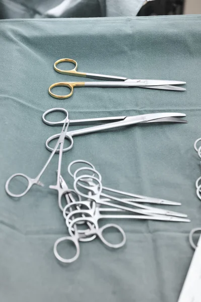 Detalle plano de instrumentos de cirugía esteralizada con una mano agarrando una herramienta — Foto de Stock