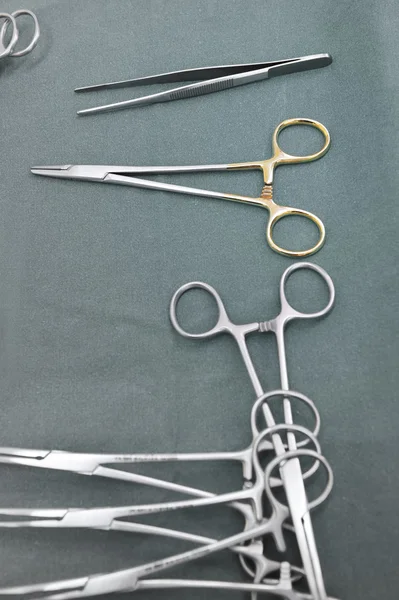 Detalhe tiro de instrumentos de cirurgia esterilizados com uma mão agarrando uma ferramenta — Fotografia de Stock