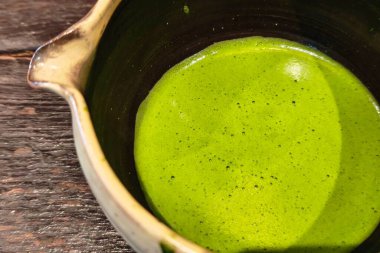 Ahşap zemin üzerinde saf kibrit yeşil çay yakın