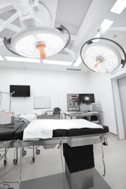 Modern ameliyathanede ekipman ve tıbbi cihazlar