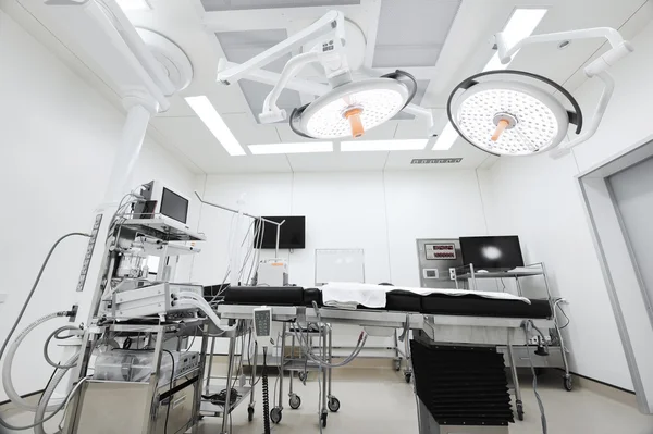 Vybavení a zdravotnické prostředky v moderním operačním sále — Stock fotografie
