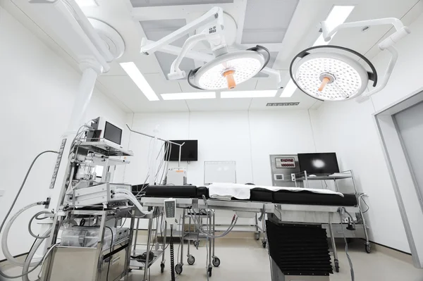 Equipment and medical devices in modern operating room — Stock Photo, Image