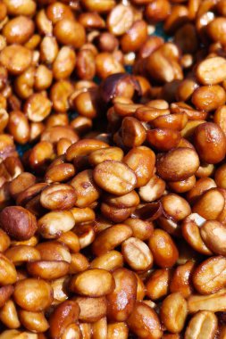 Güneşte kuruyan kahve çekirdeklerini kapat.