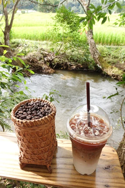 Кофейная чашка и кофейные зёрна на столе — стоковое фото