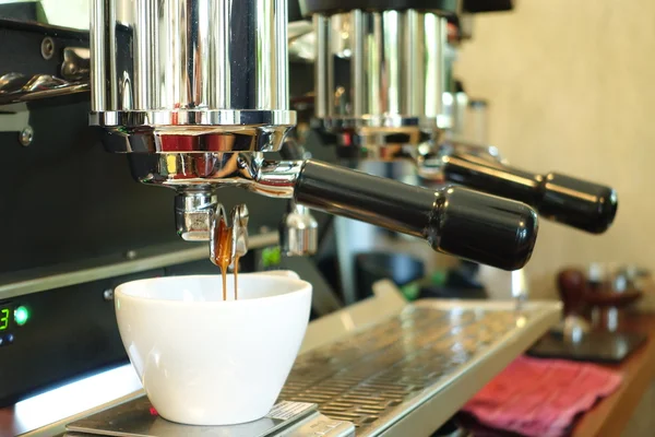 Macchina da caffè preparazione tazza di caffè — Foto Stock