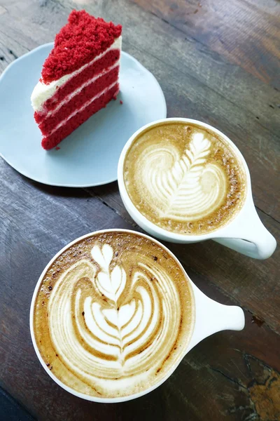 Tasse de café latte art et gâteau — Photo