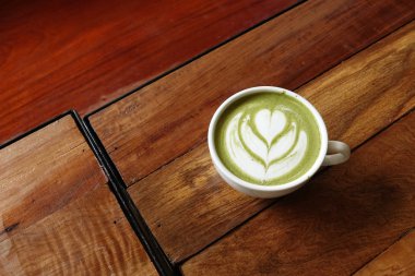 Bir fincan yeşil çay, matcha latte.