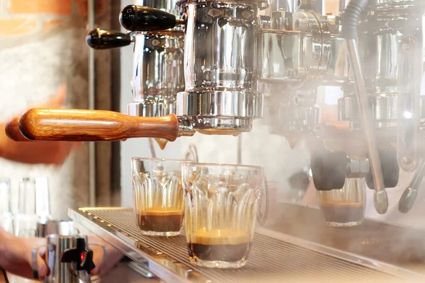 Máquina de café preparando xícara de café — Fotografia de Stock