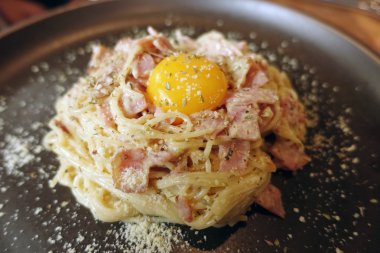 Pastırma ve peynirli spagetti.