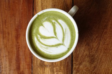 Bir fincan yeşil çay, matcha latte.