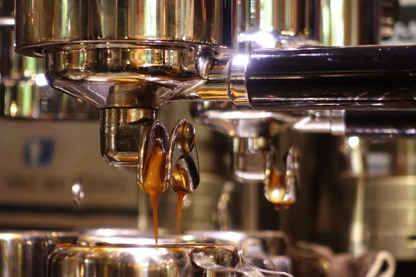 Coffee machine preparing cup of coffee — Stock Photo, Image