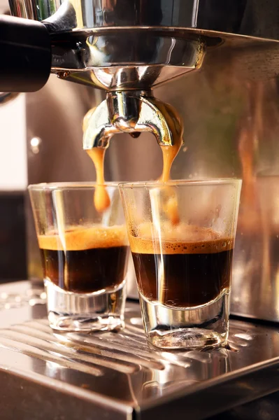 Máquina de café preparando xícara de café — Fotografia de Stock