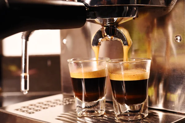 准备杯咖啡的咖啡机 — 图库照片