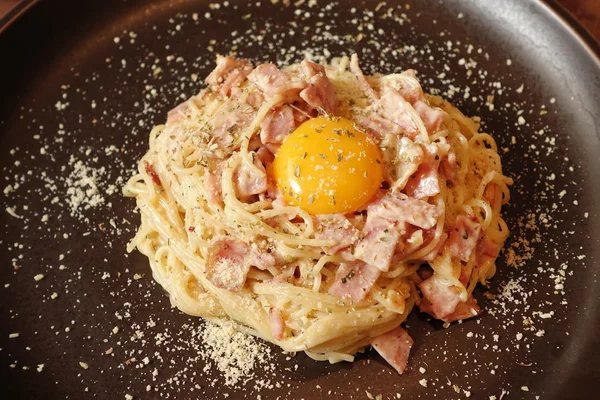 Espaguete carbonara com bacon e queijo — Fotografia de Stock