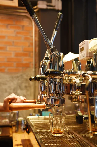 Kahvinkeitin valmistaa kuppi kahvia — kuvapankkivalokuva