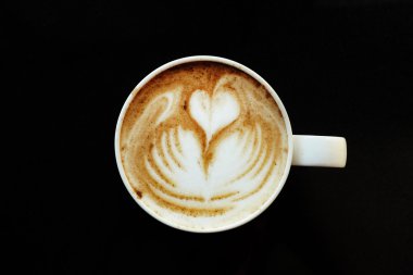 Bir fincan sütlü kahve.