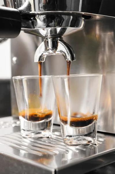 Koffiezetapparaat voorbereiding kopje koffie — Stockfoto