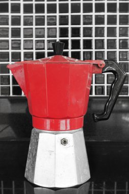 Bir ocakta kahve su ısıtıcısı