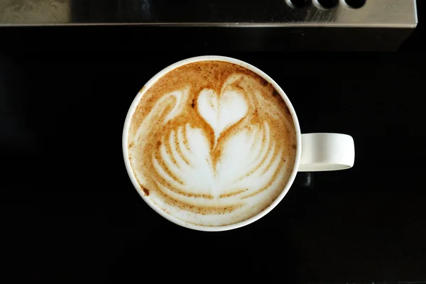 Een kop latte art koffie — Stockfoto