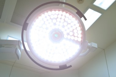 Ameliyat odasında cerrahi lambalar