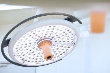 Ameliyat odasında cerrahi lambalar