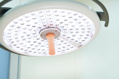 Ameliyat odasında cerrahi lambalar