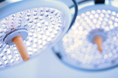 operasyon odasında iki ameliyat lambaları